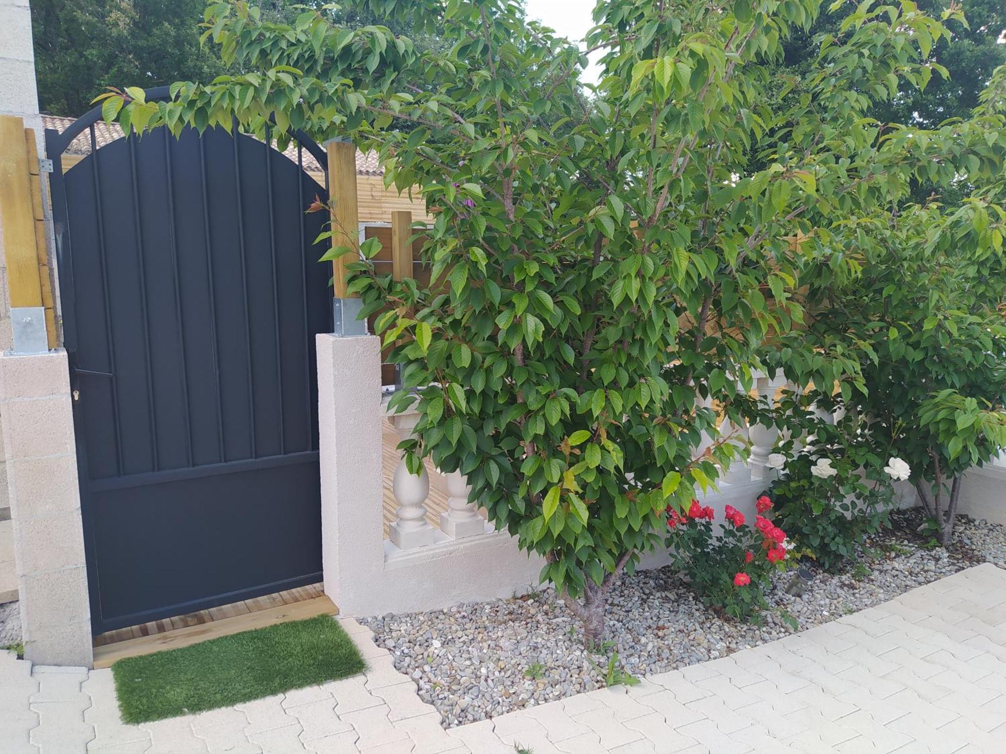 Studio Cosy Avec Terrasse Et Jacuzzi A Disposition De Mai A Aout Rians  Exterior photo